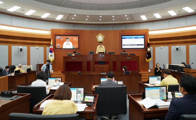 오산시의회(의장 장인수)는 , 지난 6월 8일 제251회 제1차 정례회 개회를 선언 하고 있는 모습