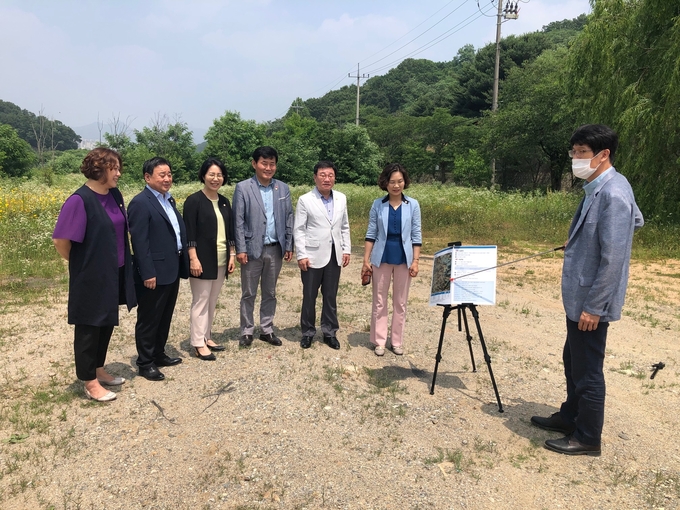 안양시의회 총무경제위원회,박달스마트밸리 조성 사업 예정지인 50탄약대대를 방문해 설명을 듣고 있다.