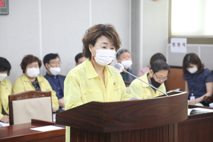수원시의회 최영옥 문화복지위원장, '여성폭력방지 및 피해자 보호·지원 조례안' 대표발의 후 설명 하는 모습