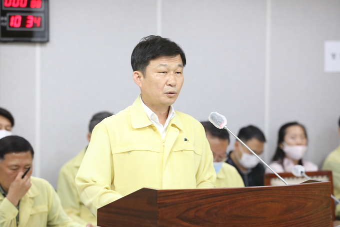 수원시의회 한원찬 의원, '폐기물처리시설 설치촉진·주변지역지원 일부개정안' 대표발의 후 발의 취지를 설명 하고 있는 모습