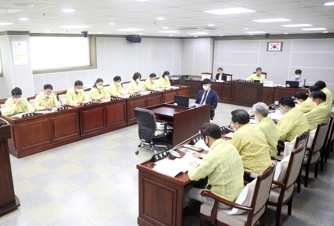 수원시의회 예산결산특별위원회, 예산집행 적정성 검토 2019회계연도 결산승인안 심사의결 하고 있다.