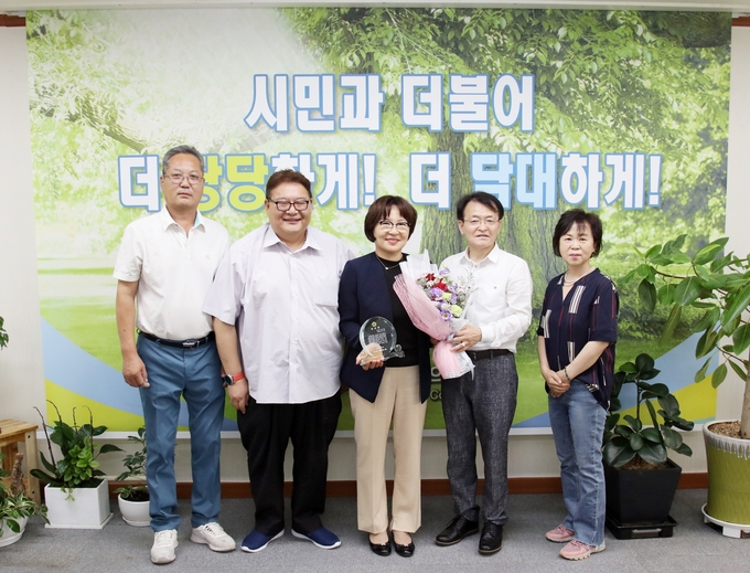 안양시의회 김선화 의장은 18일 석수3동 사회단체장 일동으로부터 그간 지역발전을 위해 힘써온 공로를 인정받아 공로패를 받고 있다.