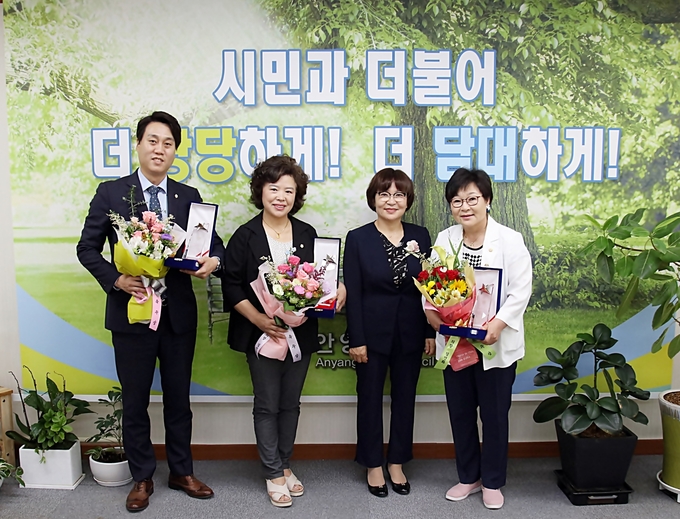 보도사진(제4회 의정활동 우수의원 수상). 하고 있다. 가운데 김선화안양시의회의장