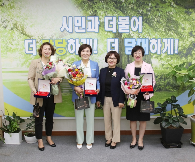 안양시의회 박정옥 · 김은희 · 이채명 의원, 경기도시·군의회의장협의회 제13기 의정활동 우수의원으로 선정되어 23일 안양시의회 의장실에서 시상식을 가졌다.