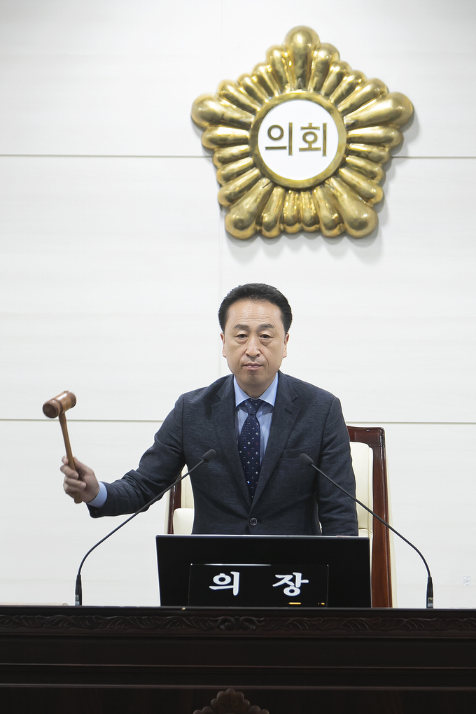 김홍성 의장 의사봉을 두드리고 있는 모습