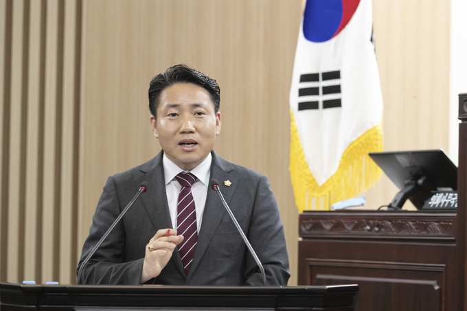 시정질문하는 (임채덕의원). 모습