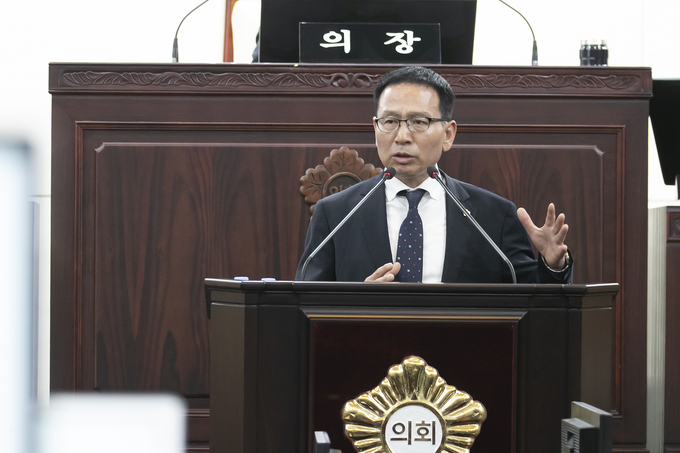 시정질문 하는 (정흥범의원). 모습