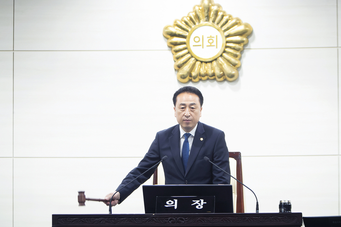 김홍성의장이 의사일정 마무리 의사봉을 두드리고 있다.