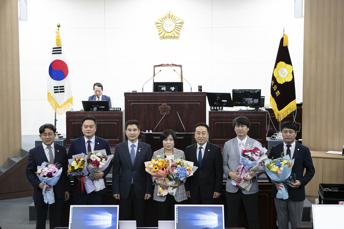 화성시의회 김도근,구혁모, 박연숙 ,송선영, 김효상의원이 26일 화성시의회 본회의장에서 ‘제9회 및 제13기 경기도 시군의회의장협의회 활동 우수의원’표창 수상 모습