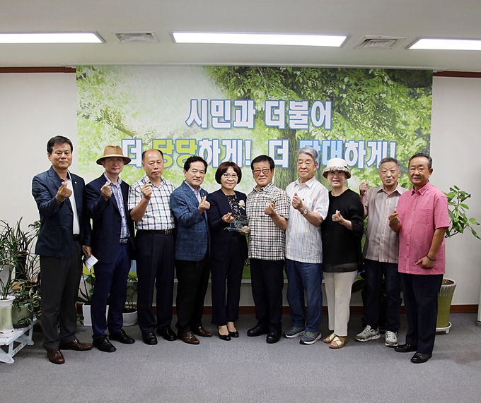 김선화 의장 석수동 가락종친회로부터 공로패를 받고 단체 사진