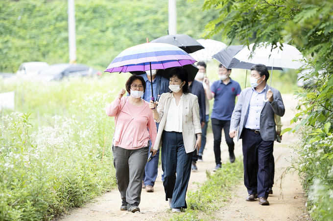 화성시의회 도시건설위원회(위원장 차순임)는 지난 25일, 동탄 무봉산 자연휴양림 조성지 현장방문 모습