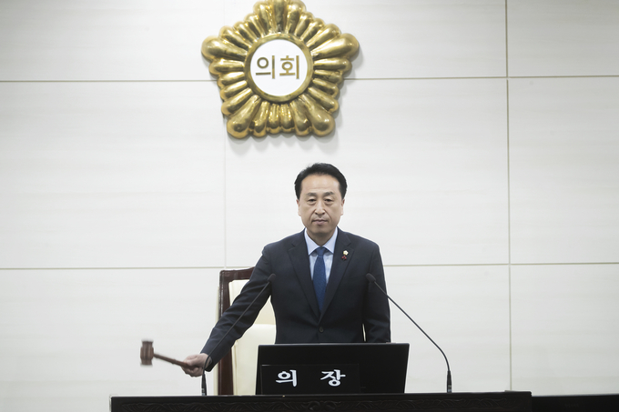 김홍성의장 제8대 후반기 의장단이 선출 되어 의사봉을 두드리고 있다.