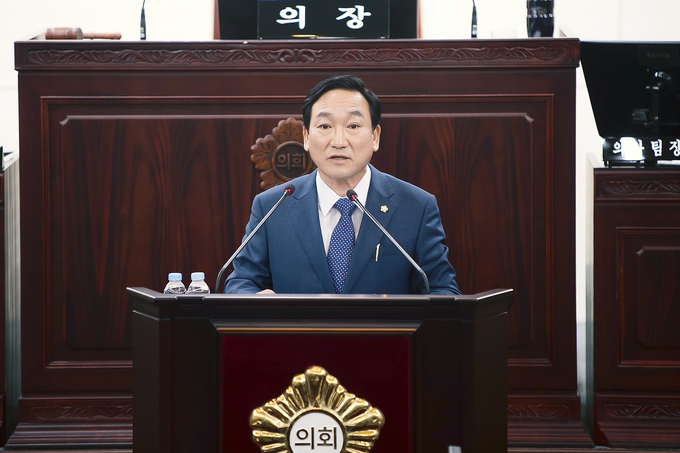 원유민 의원이 제8대 후반기 의장에 선출되어 당선 인사를 하고 있다.