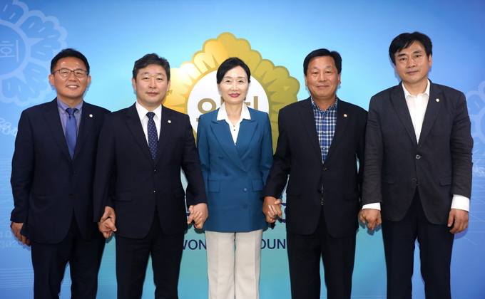 수원시의회 제8대 후반기 각위원회 위원장들이 결의를 다지고 있는 모습