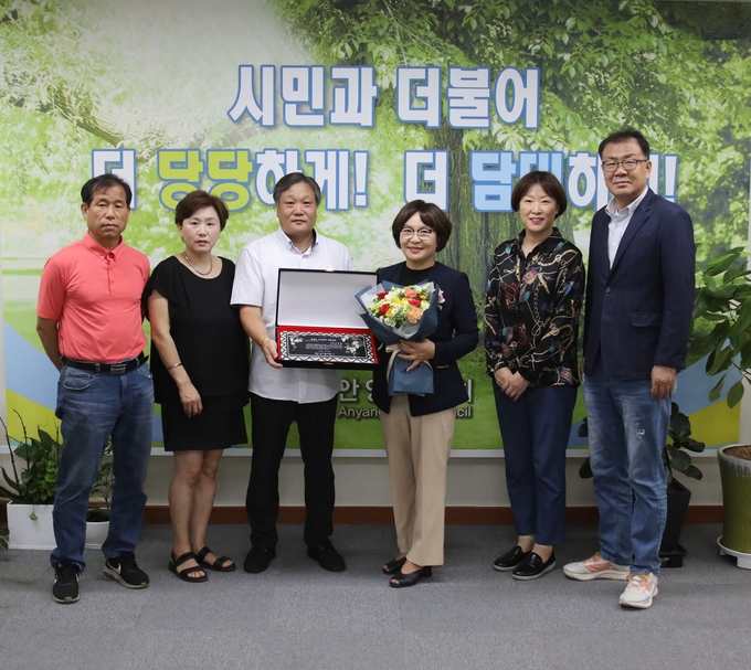 안양시의회 김선화 의장, 소상공인 희망대상 수상 후 기념 사진