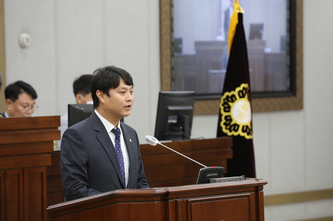 수원시의회 후반기 의장에 선출된 조석환의원이 동료 의원들에게 당선 인사를 하고 있다.