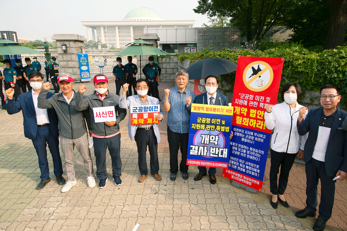 국회 앞 시위에 나선 대책위원들과 시의원 모습 (오른쪽 -정흥범의원 , 박연숙 위원장, 원유민 의장).
