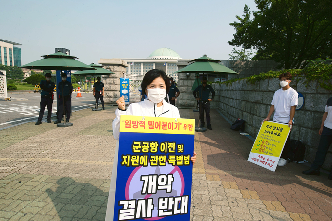1인 시위에 나선 박연숙 위원장 모습
