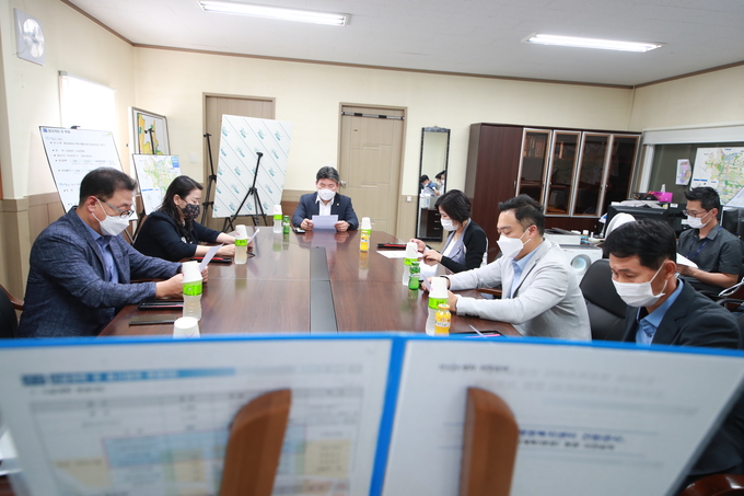 동탄9동 행정복지센터 건립부지 현장(왼쪽부터 - 기행위 전문위원, 이은진 의원, 황광용 위원장, 박연숙 의원, 구혁모 의원, 김선영 회계과장). 모습