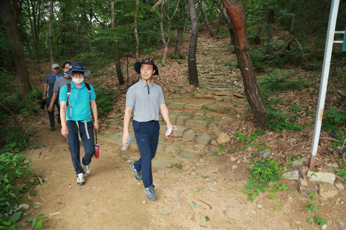 김종천 과천시장, ‘관악산~청계산 생태길 조성사업’ 현장 확인 나선 모습