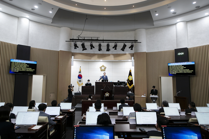 화성시의회, 제195회 임시회 폐회를 선언 하고 있는, 원유민의장 모습