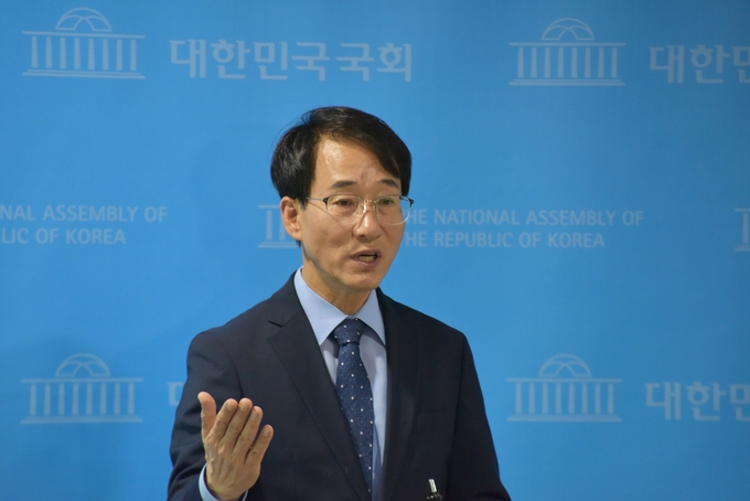 이원욱의원 최고위원 출마선언을 하고 있다.