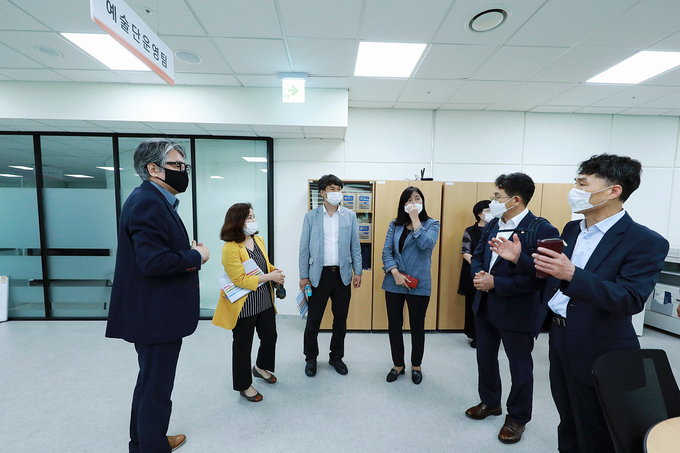 화성시의회 교육복지위원회, 김도근, 공영애, 송선영, 김경희 의원, 문화예술추진방향 청취 및 문화정책 간담회 참석 관계자로 부터 설명을 듣고 있다.