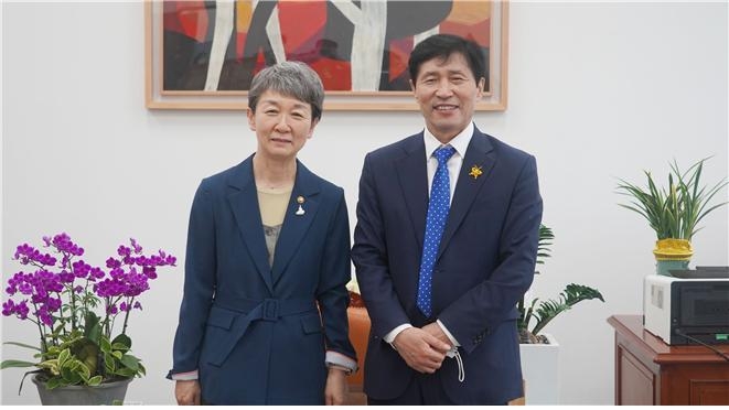 정재숙 문화재청장과 더불어민주당 군포시 이학영 의원 모습