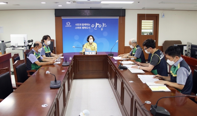 안양시의회(의장 정맹숙)는 , 市재난안전대책본부(이하 재대본)를 방문하여 격려와 감사의 마음을 전달 했다.
