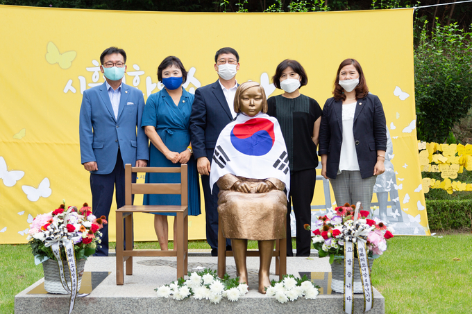 시흥시의회 의원, 소녀의 상에 예를 표한 후 기념 사진