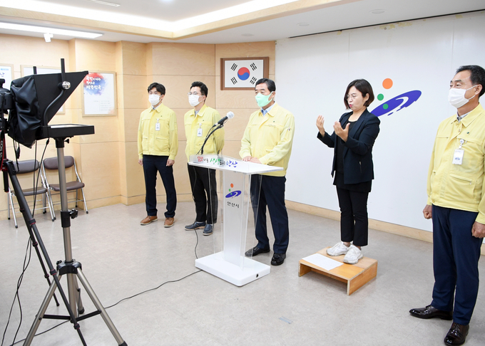 윤화섭 안산시장 18일 시 공식 유튜브를 통해 사회적 거리두기 2단계 격상에 따른 담화문을 발표하고 있는 모습