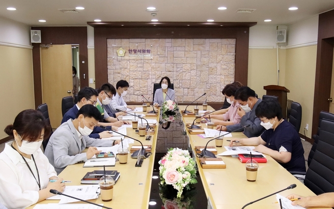 안양시의회, 코로나19 확산에 따른 비상대책회의 개최 모습 , 가운데 정맹숙의장