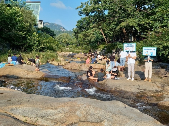 삼막사계곡과 병목안시민공원, 안양예술공원 등에 집중 캠페인에 나선 공무원들은 피켓을 들고, 마스크 착용과 2m이상 거리두기를 하고 있는 모습