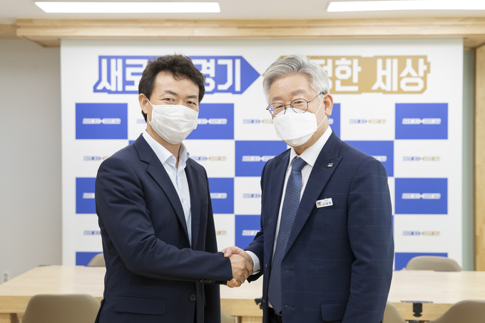 김종천과천시장 .이재명 경기도지사 만나, 과천시 반대의견 설명 모습