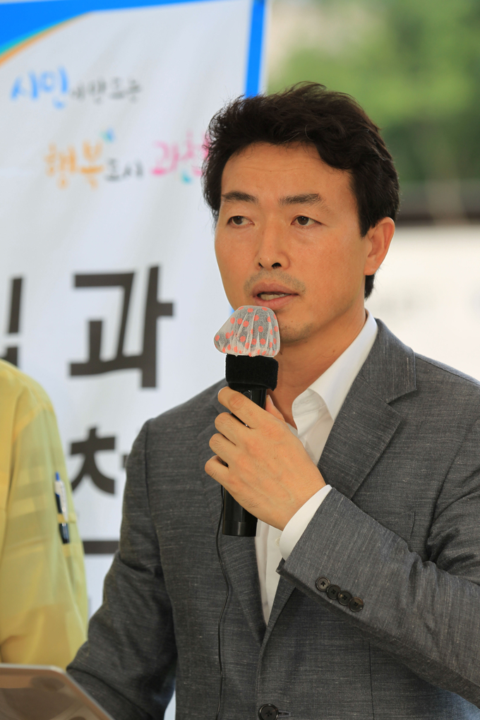 김 시장, 과천시의회에 “해당 안건 부결로 ‘정부과천청사 일대 주택공급 계획’을 저지하고, 과천도시공사의 사업시행자 참여없이 개발이익을 환원할 수 있는 법적 근거 제시해 달라”고 요구 하고 있다.