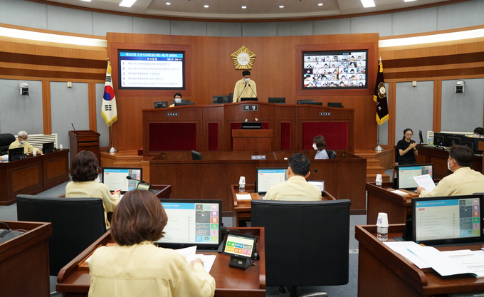 오산시의회 , 전국 최초 온택트(화상회의) 본회의 개최 모습