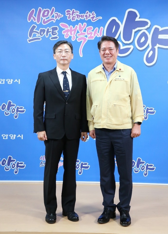 강의를 마친 이종국 교수와 최대호 시장의 기념촬영 모습