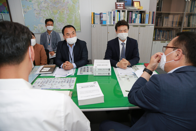 국토교통부와 철도국을 방문해 ,정부과천청사 일대 주택 공급계획철회,및 ,GTX-C 노선 원안추진, 등을 추진하는 시민 서명을 전달하는 김종천 과청 시장(오른쪽)