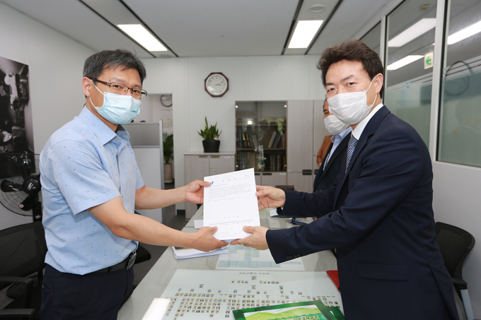 국토교통부 김선태 철도국장에게, 수도권광역철도(GTX-C)와 '과천-위례선 과천구간 연장 사업' 의 동시추진과 조기착공 방안 의견을 전달하는 김종천 시장 (오른쪽)