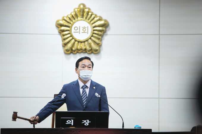 화성시의회 원유민의장 , 제196회 임시회 개회 선언을 하고 있다.