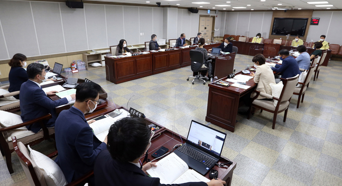 수원시의회 문화체육교육위원회 상임위 모습