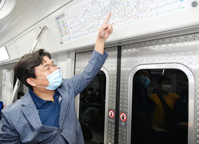 수인선 개통 기념으로 , 시승한 임병택시흥시장이 노선을 가르키며 함께 시승한 관계자에게 질문 하고 있다.
