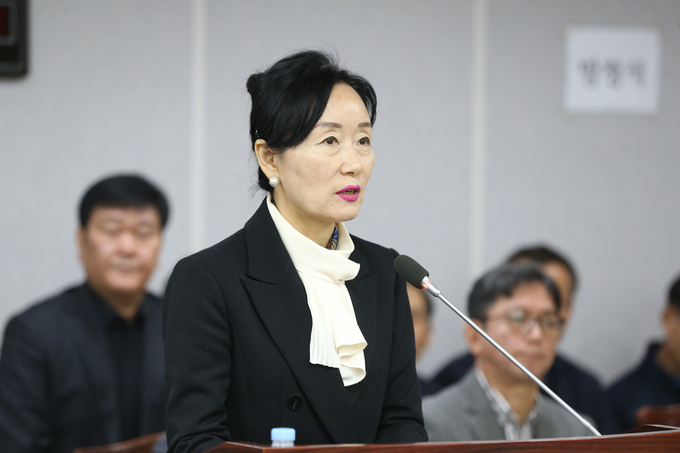 수원시의회 이미경 의원, 호스피스 완화의료 및 웰다잉(Well-Dying) 문화 조성에 관한 조례안 대표발의 후 설명 하고 있는 모습