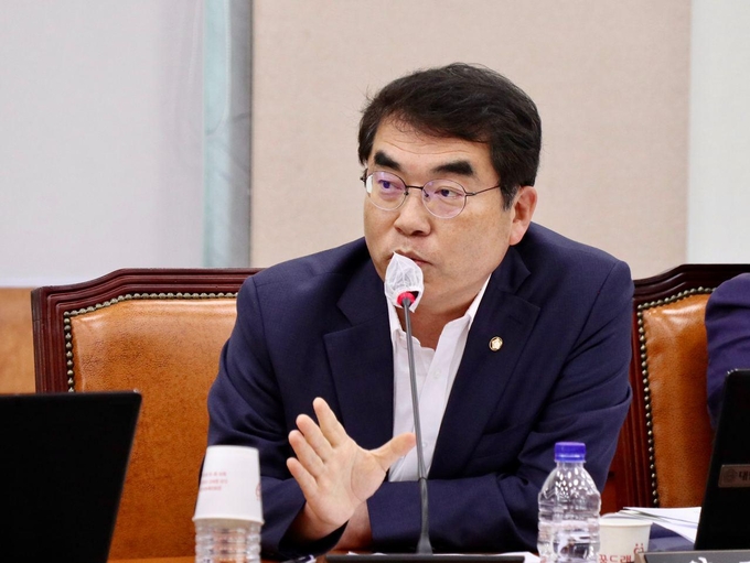 국회 상임위에서 질문과 답변 하는 , 양기대국회의원 모습