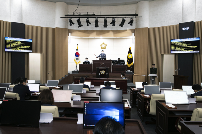 화성시의회 전경 , 폐회를 선언 하고 있는 원유민의장 모습