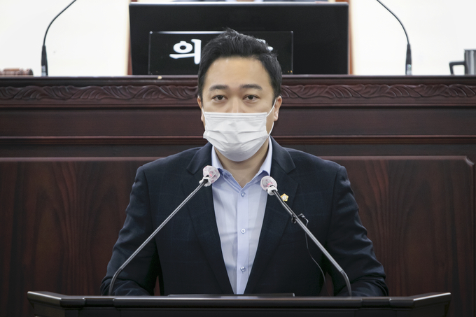 구혁모 의원 , 예산안 이의제기 하고 있는 모습