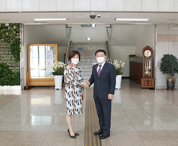 김필여 국민의힘대표(왼쪽)와 이호건 안양시의회 더불어민주당 대표 회동모습