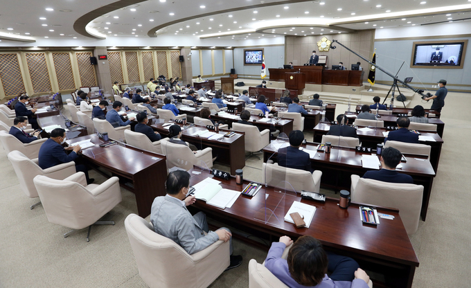 수원시의회 제354회 임시회 폐회를 선언 하고 있는 , 장석환의장 모습