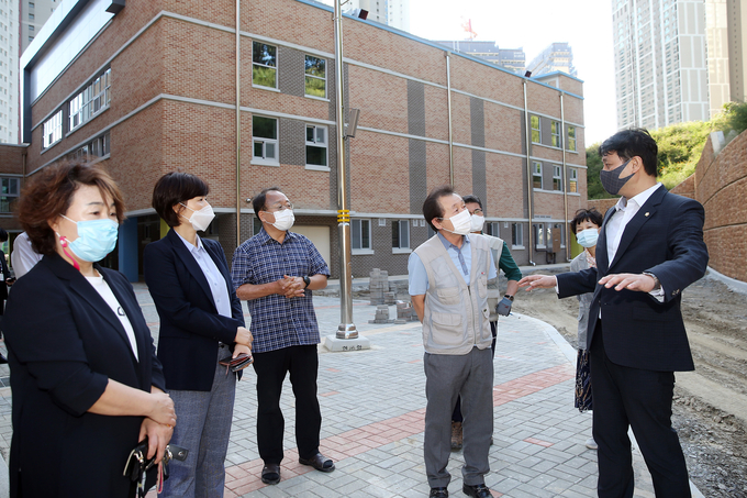 수원시의회 , 광교호수중학교 현장점검 나선 모습