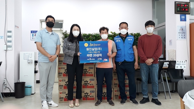 어려우신 분들 얼굴에 웃음꽃이 활짝 피기를 바라는 마음에서 작은 나눔을 준비했다는 원진실업